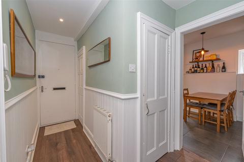 14/2 Annfield, Edinburgh, EH6 4JF