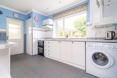 6 Mayes Close, Warlingham, CR6 9LB