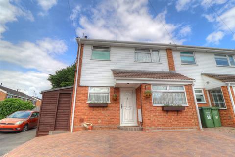 3 bedroom end of terrace house to rent, Chestnut Close, Hampton