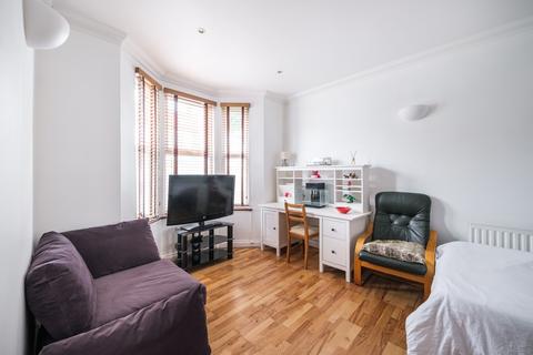 3 bedroom end of terrace house for sale, Colegrave Road, London, E15