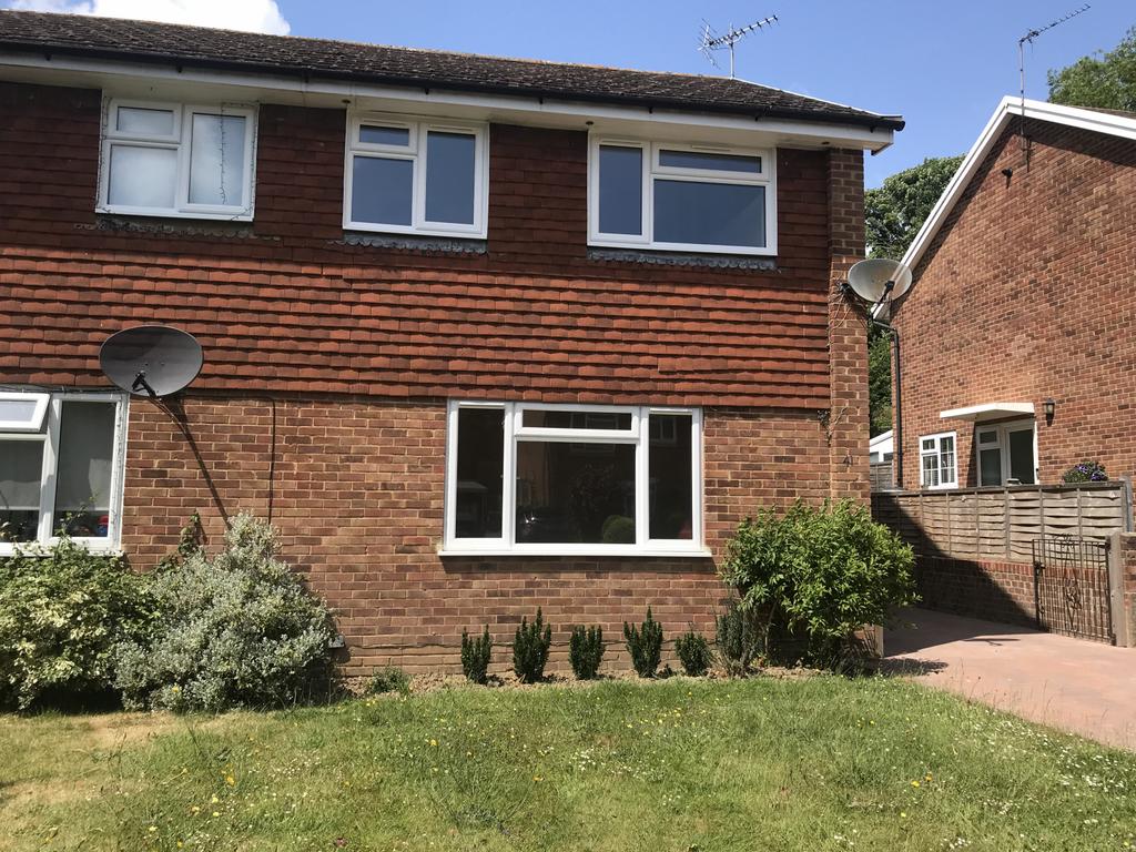 3 Bedroom Semi Detached House, Hunters Way, Uckfi