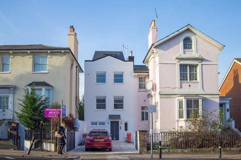 3 bedroom maisonette to rent, Putney Hill, Putney, SW15