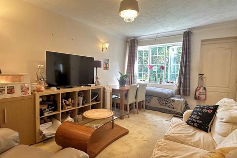 2 bedroom flat for sale, Market Field, Station Road, Steyning, West Sussex, BN44 3SU