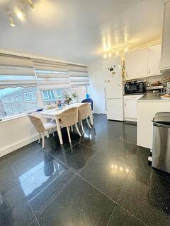 1 bedroom in a flat share to rent, Darenth Road, London N16