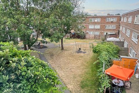 1 bedroom in a flat share to rent, Darenth Road, London N16