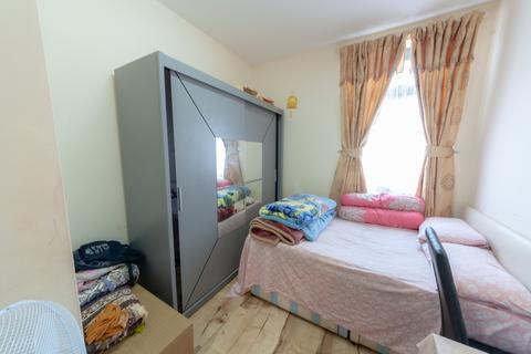 2 bedroom flat for sale, Rabbits Road, London