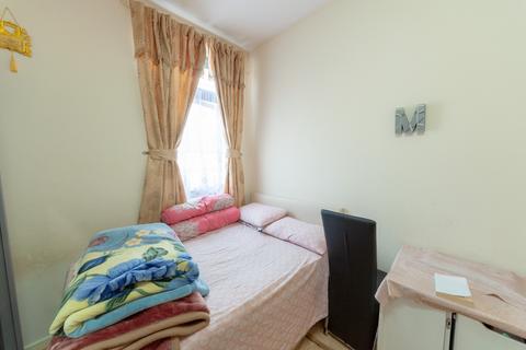 2 bedroom flat for sale, Rabbits Road, London