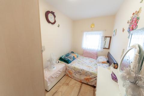 2 bedroom flat for sale, Rabbits Road, London