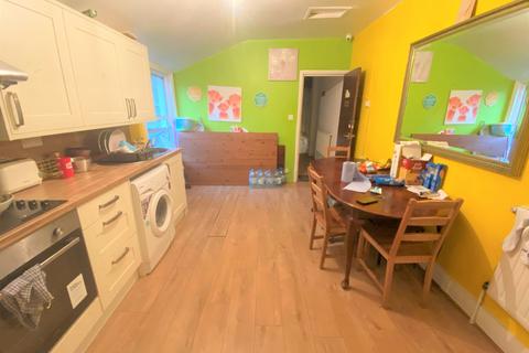 1 bedroom in a house share to rent, High Street North, London