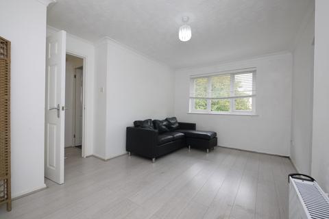 Studio to rent, Greenacre Gardens, London, E17