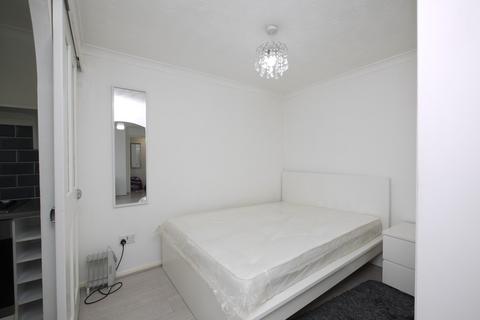 Studio to rent, Greenacre Gardens, London, E17