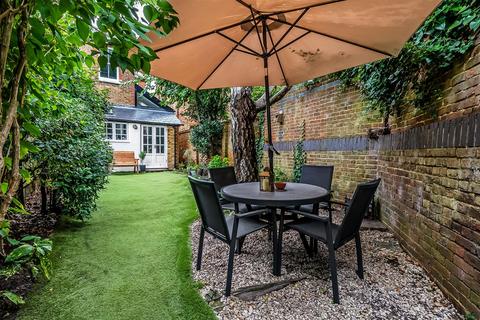 1 Linden Road, Leatherhead, KT22 7JF