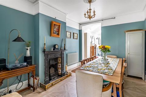 1 Linden Road, Leatherhead, KT22 7JF