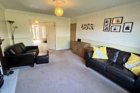 121 Bedale Drive, Skelmanthorpe, Huddersfield, HD8 9EU