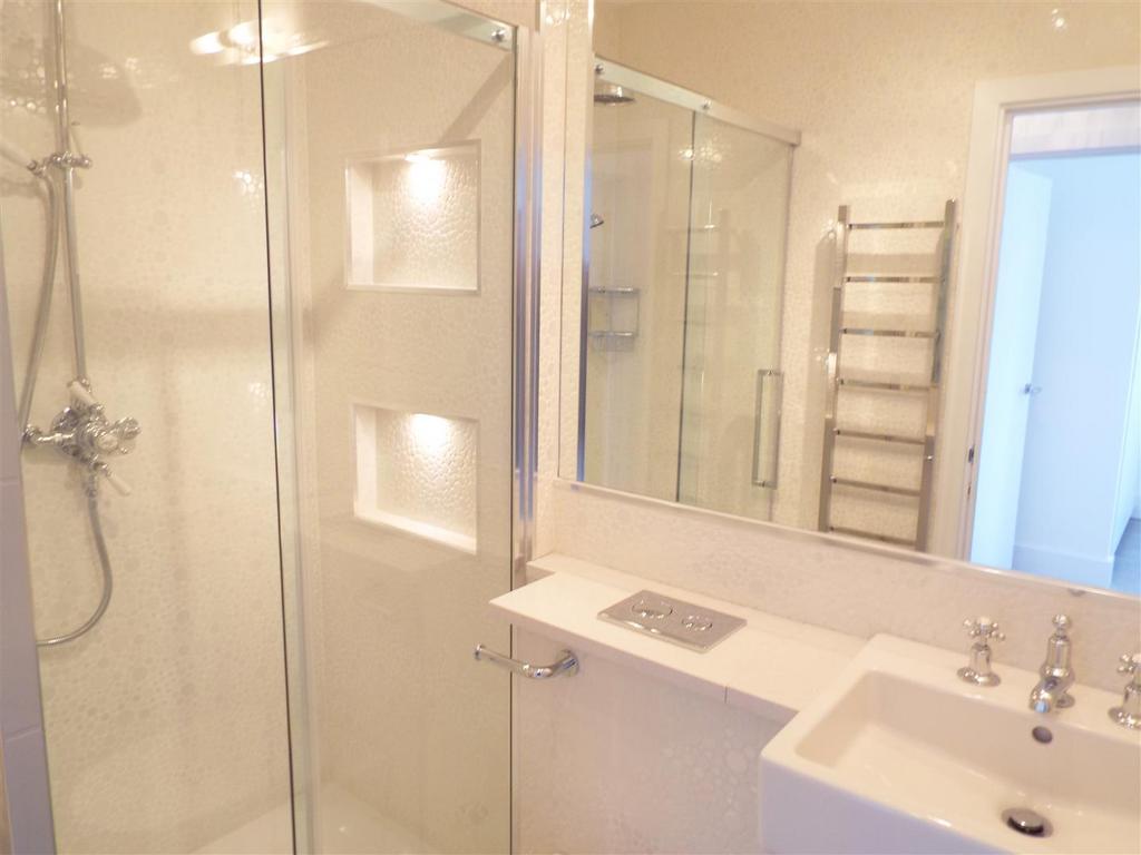 Elliot House, Pudding Lane - Flat 4 - Shower Room.