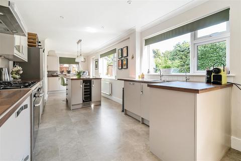 2 Exeter Gardens, Yateley, GU46 7RS