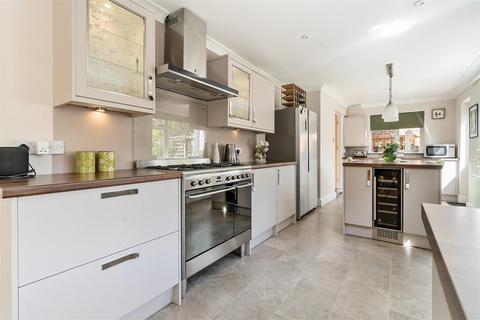 2 Exeter Gardens, Yateley, GU46 7RS