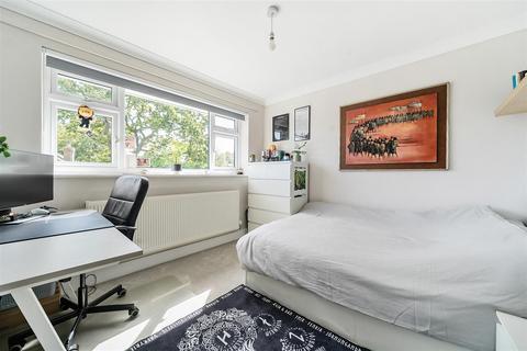 2 Exeter Gardens, Yateley, GU46 7RS