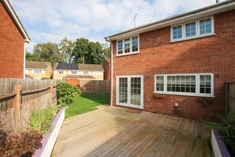 3 bedroom end of terrace house for sale, Saltram Road, Farnborough, GU14