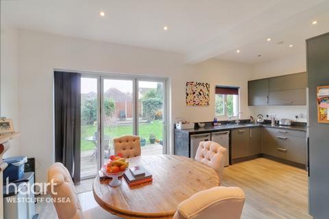 3 bedroom chalet for sale, Holyrood Drive, Westcliff-On-Sea