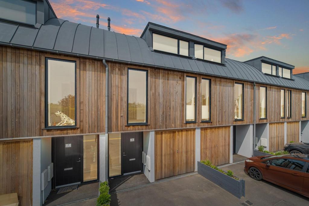 Shrubland Road, Mistley 3 bed terraced house to rent £1,600 pcm (£369 pw)