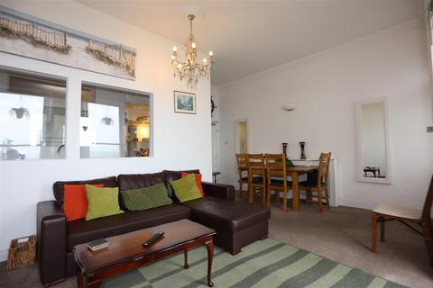 2 bedroom flat to rent, Marine Parade, Brighton