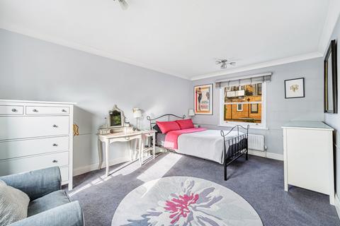 9 Ravenscourt Place, London, W6 0UN