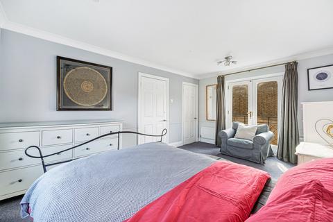 9 Ravenscourt Place, London, W6 0UN