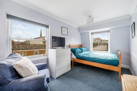 9 Ravenscourt Place, London, W6 0UN