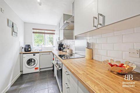 2 bedroom flat for sale, Bryony Close, Loughton