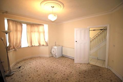 4 bedroom semi-detached house to rent, Horns Road, Ilford IG6