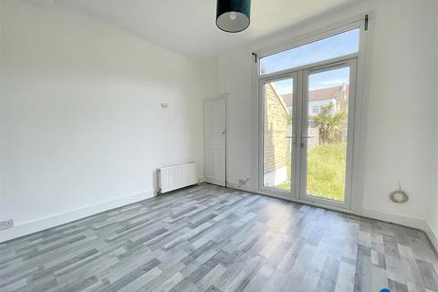 1 bedroom flat to rent, Becket Avenue, London