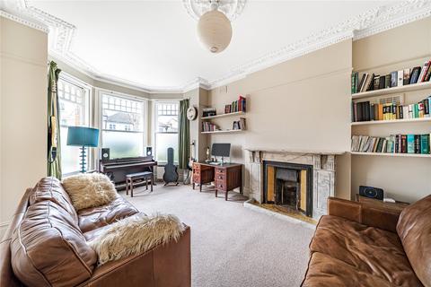 32 Tetherdown, London, N10 1NB