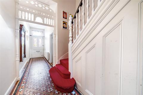 32 Tetherdown, London, N10 1NB