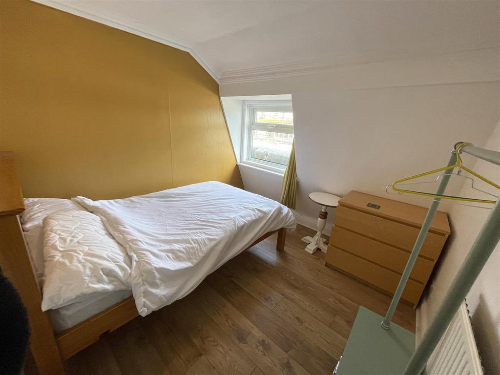 Bed 2.jpg
