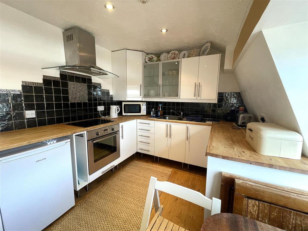 Kitchen 2.jpg