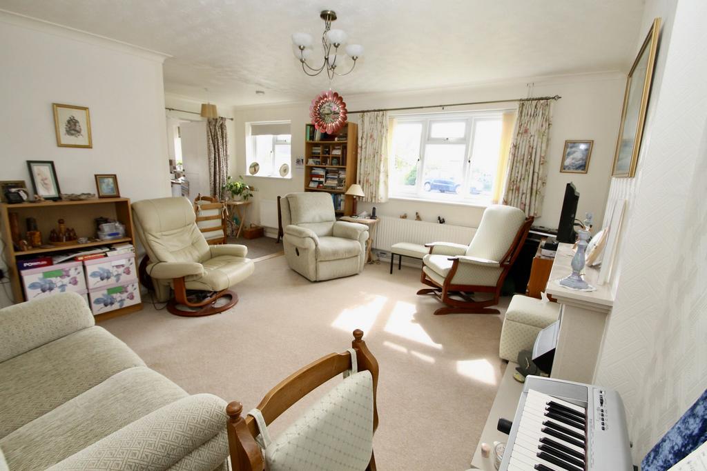 L shaped sitting room with dining area off