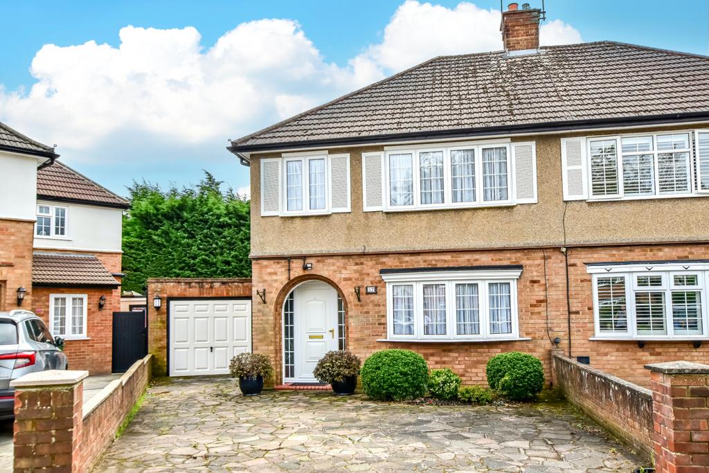 Russell Crescent, Abbots Langley... 3 bed semidetached house for sale