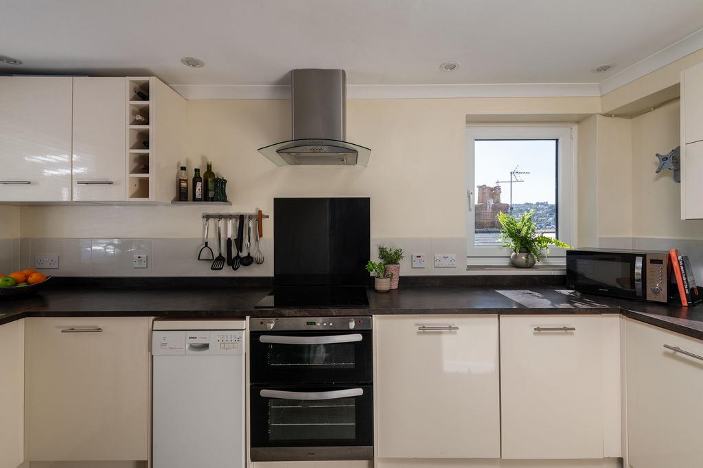 5 Marina Court, Kingwear, Kitchen