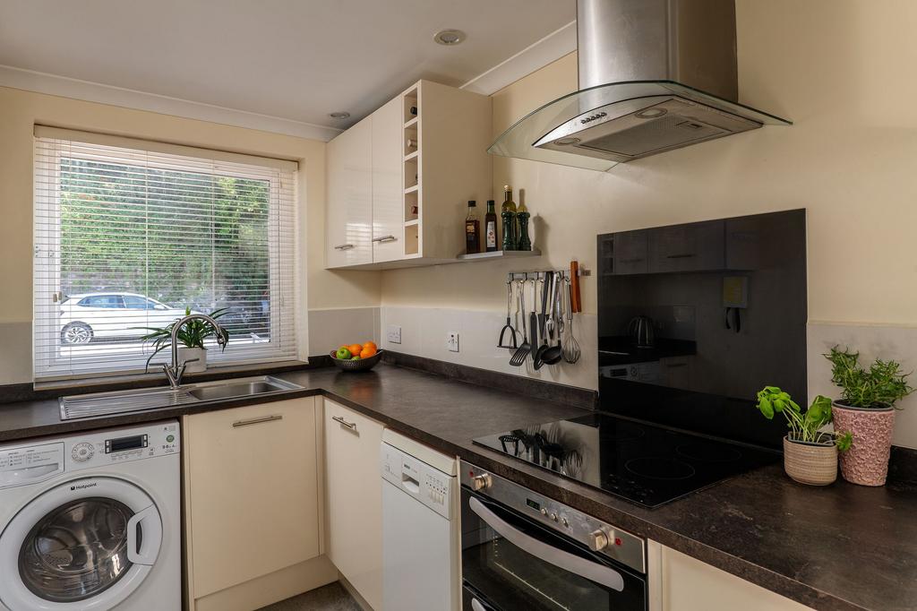 5 Marina Court, Kingswear, Kitchen