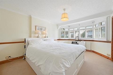 16 Princes Avenue, Carshalton, SM5 4NZ