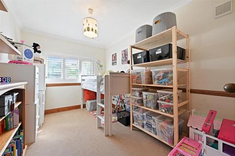 16 Princes Avenue, Carshalton, SM5 4NZ