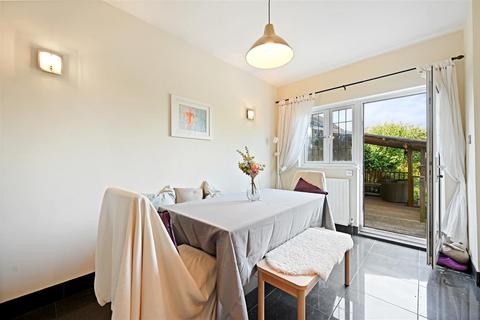 16 Princes Avenue, Carshalton, SM5 4NZ