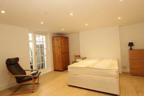 Studio to rent, Harewood Avenue, London, NW1