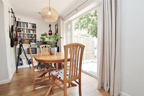 52 Connaught Crescent, Brookwood, Woking, GU24 0AW