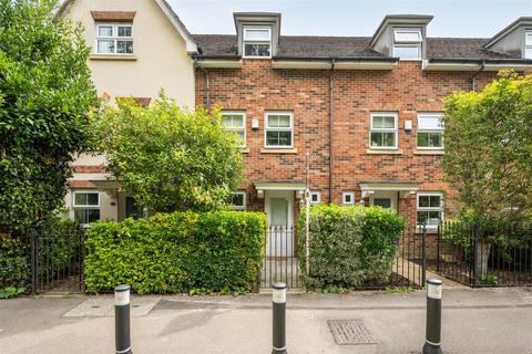 8 Cranbourne Towers, Ascot, SL5 8JE