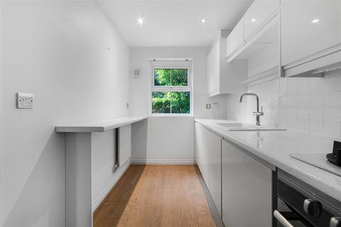 8 Cranbourne Towers, Ascot, SL5 8JE