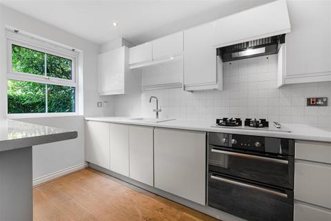 8 Cranbourne Towers, Ascot, SL5 8JE