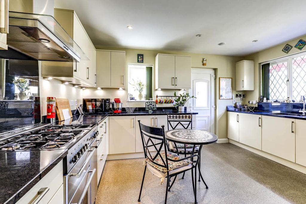 Fitted Kitchen/Breakfast Room