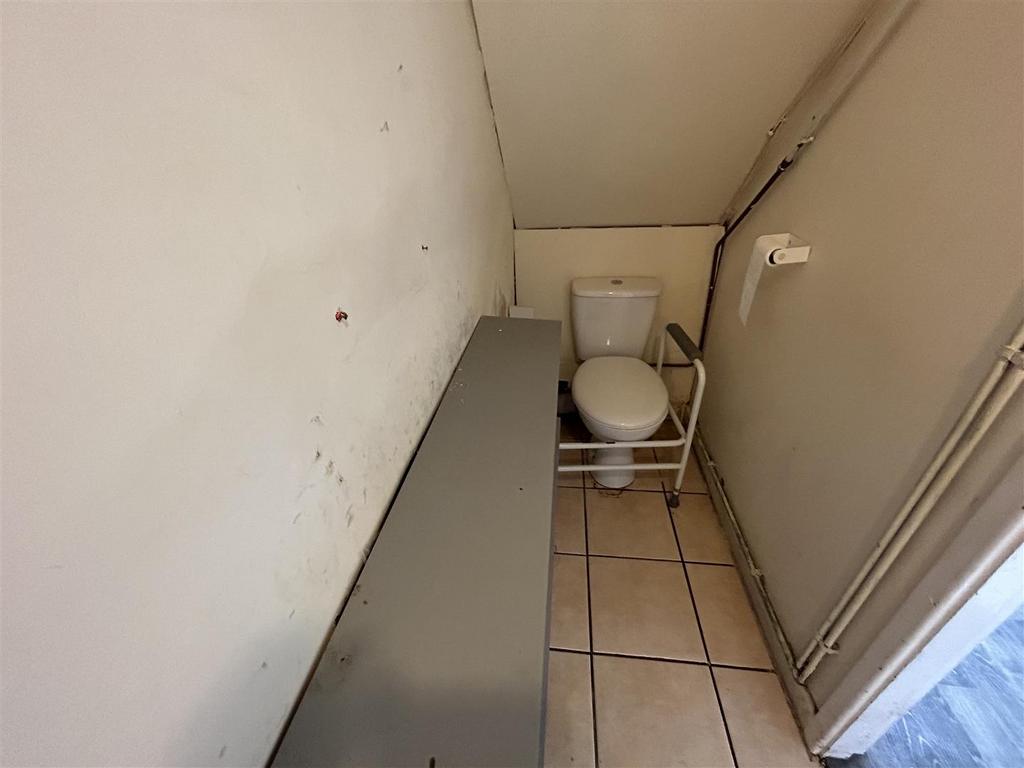 WC &amp; LAUNDRY AREA